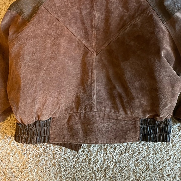 Bermans Woman’s Vintage Bomber Style Leather Jacket in great vintage condition - Picture 2 of 11